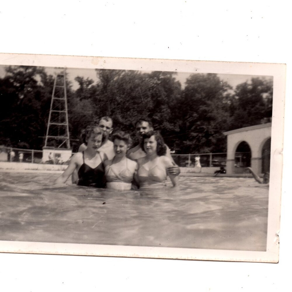 Vintage 1950s Snapshot Photo A Lazy Afternoon At The Pool - Picture 2 of 2